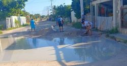 Pobladores de Isla Arena se unen y rellenan los baches de sus calles 